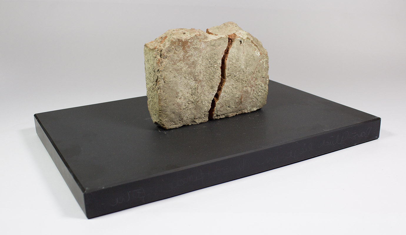 DAS GLÜCK LIEGT IM WIEDERFINDEN 2,  2-teiliges Fundstück, Stein, ca. 11 x 10 x 5 cm, 2012